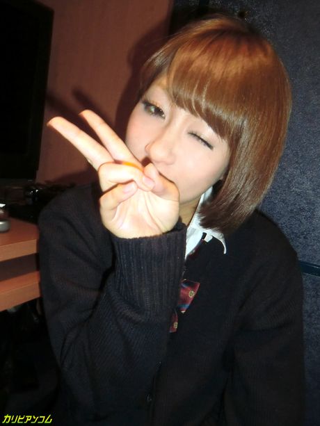 Brunøjede søde Amelia viser sine små bryster og bliver kneppet