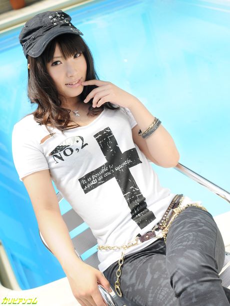 Asian girl Hinata Tachibana gets her pussy eaten out and dicked