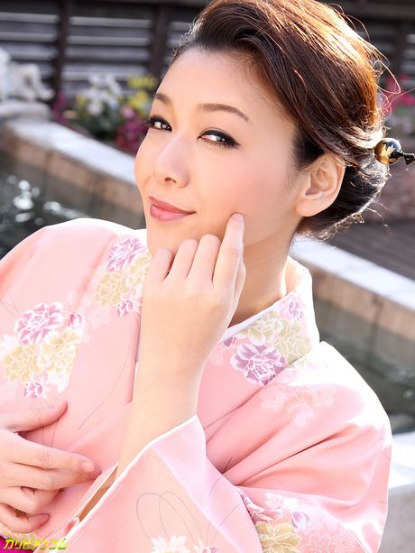 Storbrystet asiatisk babe Minako Uchida får sin fisse fyldt med en stor pik