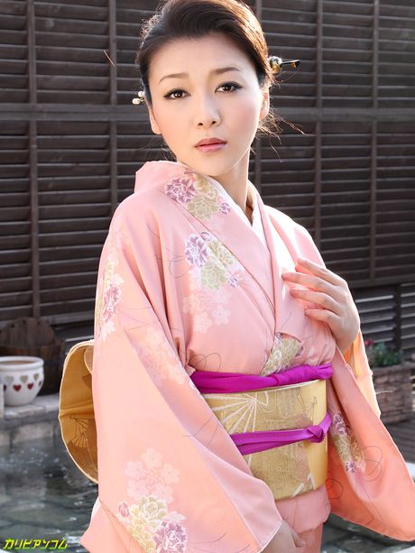 Storbrystet asiatisk babe Minako Uchida får sin fisse fyldt med en stor pik