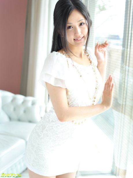 亞洲美女 Ai Wakana 的活潑屁股被人用手指插，陰戶被人幹