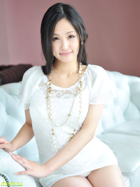 亞洲美女 Ai Wakana 的活潑屁股被人用手指插，陰戶被人幹