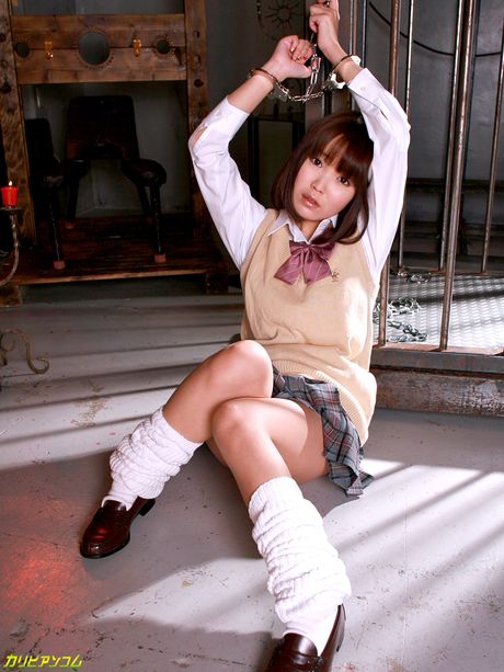 アジアの美人、真崎寧々が3Pでダブルファックされる