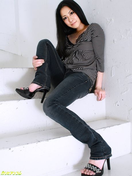 亞洲美女黑木楓被兩個男人雙重操