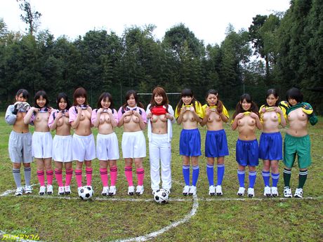 Asiatiske teenagere Neon Takashima og Akari Kimishima bliver nøgne til en trekant