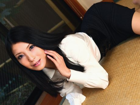 Asian Mommy Kana Aizawa gets her pussy licked and fucked by a young man