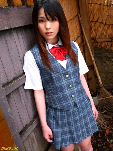 Asiatisk babe Arisa Suzuki får sin mund og fisse leget i en hot BDSM-scene