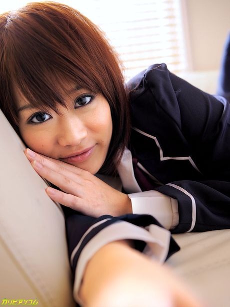 亞洲女學生 Maki Otoha 在陰莖插入她的陰道之前先吸吮它