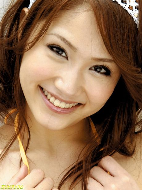 亞洲寶貝 Iori Mizuki 在床上用手指撫摸她的無毛陰部