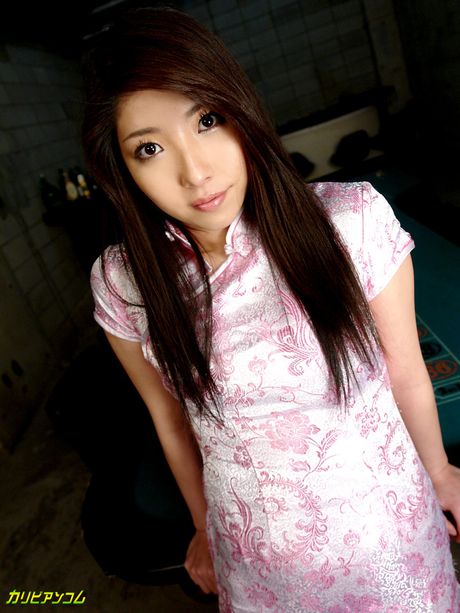 Asiatisk pige Yuri Amami viser sine store bryster og bliver kneppet solo