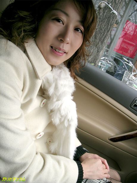 Asiatisk pige Ryoko Yabuki afslører sine store bryster og leger med sin fisse