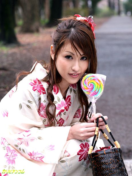 Asiatisk skønhed Miku Shindo bliver kneppet under en trekant