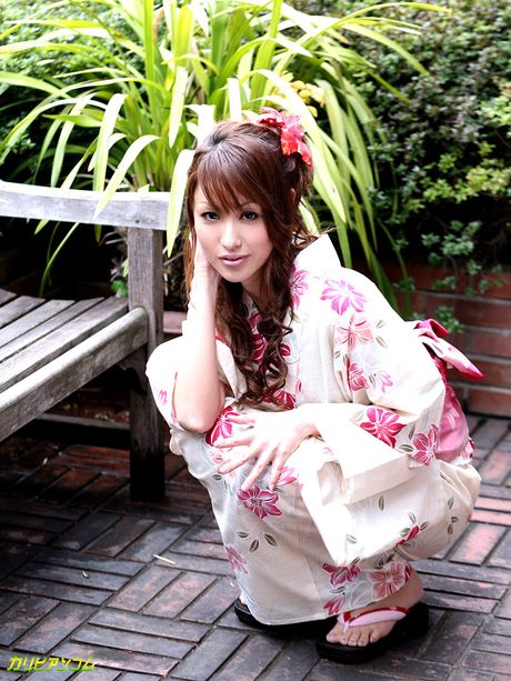 Asiatisk skønhed Miku Shindo bliver kneppet under en trekant