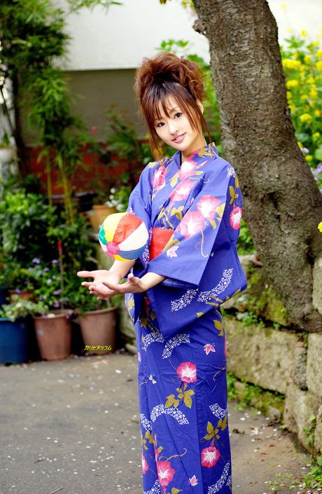 亞洲封面女孩 Saori 在陰道插入前脫光衣服