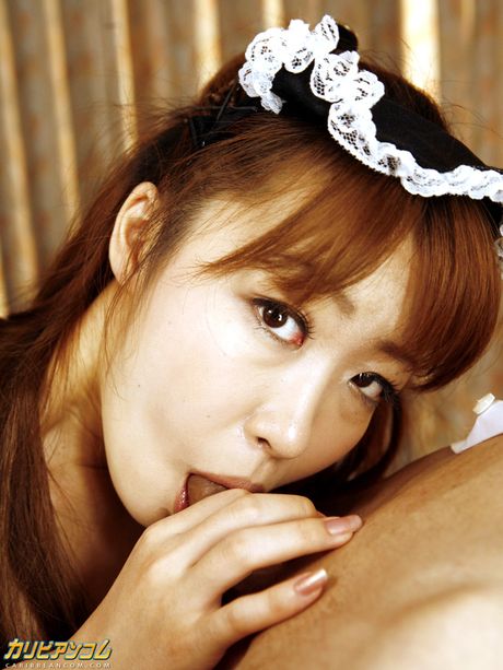 Asiatisk stuepige Kokoro Wakaba stripper og får sin twat fyldt med en dildo