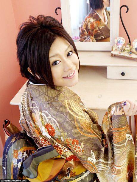 Asiatisk pige Yu Aine demonstrerer sine små bryster og poserer i en kimono