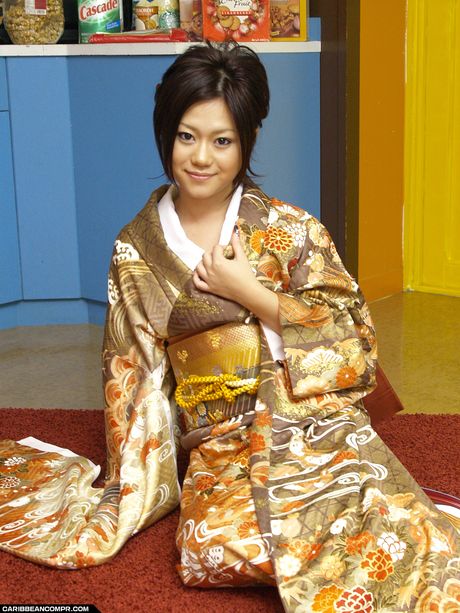 Asiatisk pige Yu Aine demonstrerer sine små bryster og poserer i en kimono