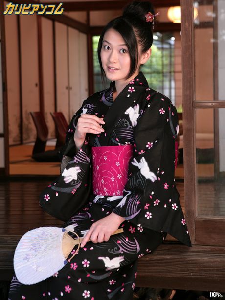 Den asiatiske skønhed Kyoko Nakajima viser sine store bryster og poserer i en kimono