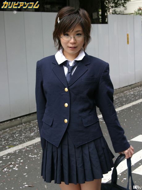 Nørdet asiatisk babe Mayu Yamaguchi stripper og får sin twat boret