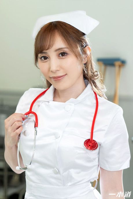 亞洲護士櫻木莉諾的陰道被一根白色雞巴塞滿