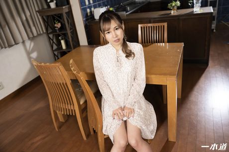 1: Asiatisk pige Shion Mochizuki får sin twat fyldt med en dildo og en pik