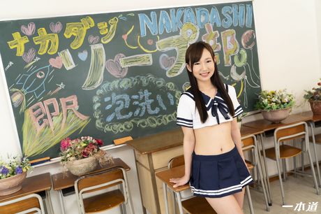 亞洲女學生 Rinka Natsume 脫光衣服並舔陰部