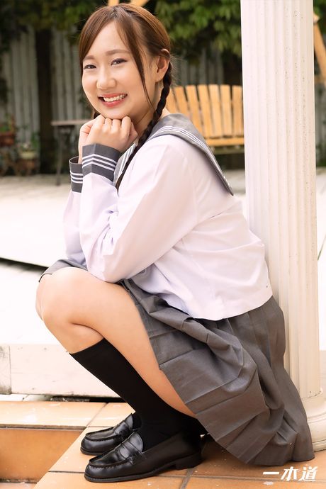 亞洲女學生 Rinka Natsume 的陰部被假陽具塞滿