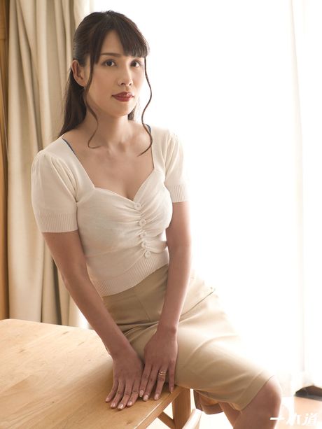 アジア人のママ、神山奈々が若い男にオマンコを舐められ、チンポを犯される