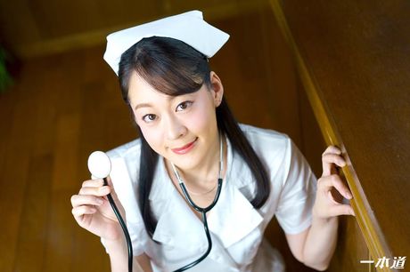 亞洲護士 Eri Saeki 的陰部被病人舔舐和乾