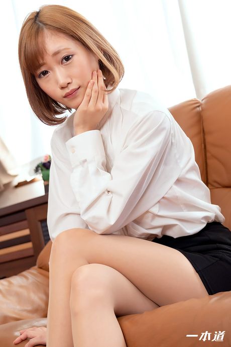 Asiatisk dukke Azumi Kirino tager en sæd på sin fisse efter en fuck