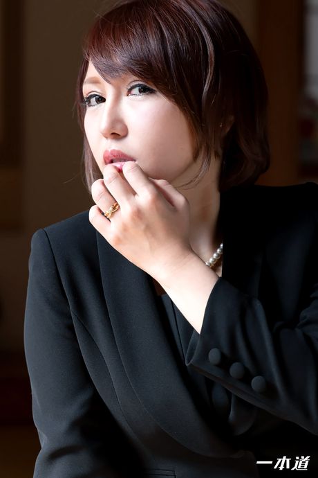 Asiatiske dukker Mio Futaba og Yukie Natsuki har sex i et lighus