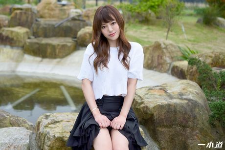 アジアの美女、白川麻衣がベッドの上で3P中に上になる