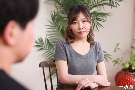 Brunøjede Nana Shirai er en hot asiatisk babe, der elsker at blive kneppet