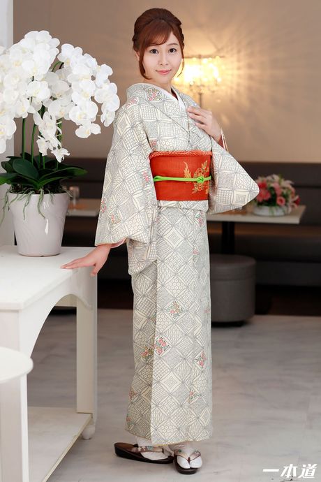 亞洲熟女 Momoka Ogawa 的陰道被大雞巴塞滿