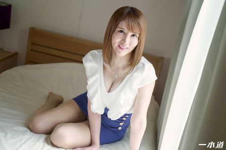 Brunøjede mor Maki Koizumi afslører sine store bryster og bliver kneppet