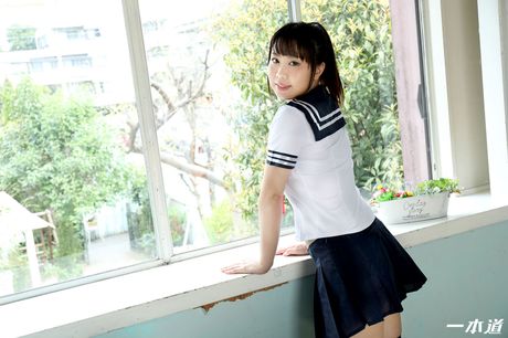 Asiatisk dukke Kaori Tachibana får sin fisse creampied under en massage