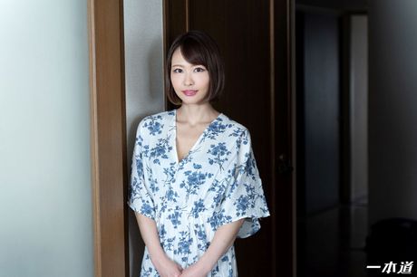 Asiatisk teenager Nanako Asahina får sin kut fyldt efter at have givet et blowjob