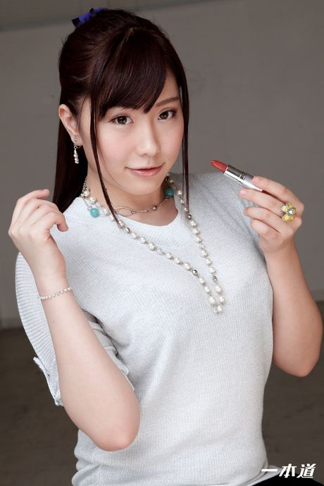 亞洲封面女郎櫻井綾音在沙發上被幹