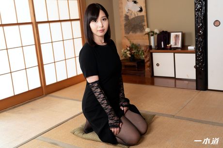 Asiatisk milf Momoka Ogawa får sin twat drillet og kneppet af en liderlig fyr