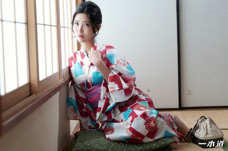 アジアのママ百田えみりがソロで彼女の膣にペニスを詰め込まれる