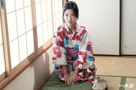 アジアのママ百田えみりがソロで彼女の膣にペニスを詰め込まれる