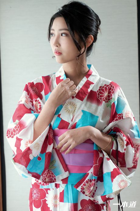 アジアのママ百田えみりがソロで彼女の膣にペニスを詰め込まれる