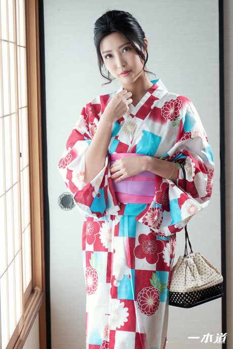 アジアのママ百田えみりがソロで彼女の膣にペニスを詰め込まれる