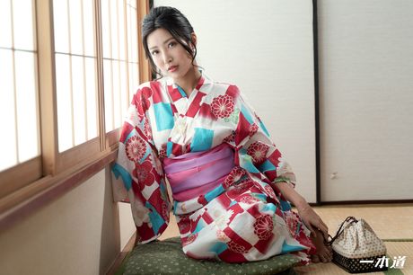 アジアのママ百田えみりがソロで彼女の膣にペニスを詰め込まれる