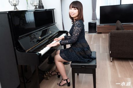 Asiatisk skønhed Yukari Sato får sin fisse slikket og kneppet af en liderlig fyr