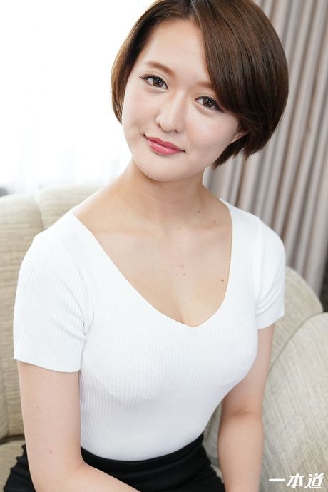 Asiatisk søde Mai Yoshino får sin fisse penetreret hårdt