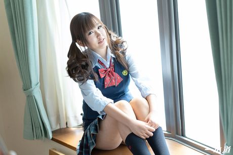 Smuk asiatisk skolepige Natsunoaki får sin fisse slikket og kneppet af en fyr