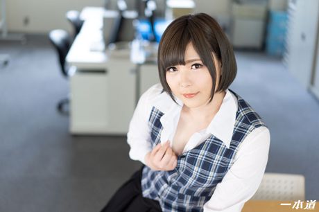 アジア人秘書の海咲奈美がオフィスでマフを詰め込まれる