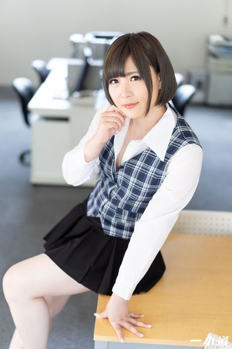 アジア人秘書の海咲奈美がオフィスでマフを詰め込まれる