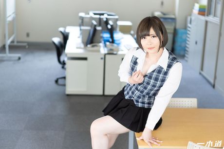 アジア人秘書の海咲奈美がオフィスでマフを詰め込まれる